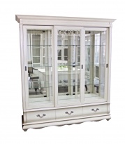 Шкаф с витриной трехдверный "Оскар" белая эмаль с темной патиной Шкаф с витриной трехдверный "Оскар" белая эмаль с темной патиной